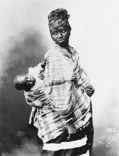 Senegalesische Mutter und Kind, ca. 1900 von French Photographer